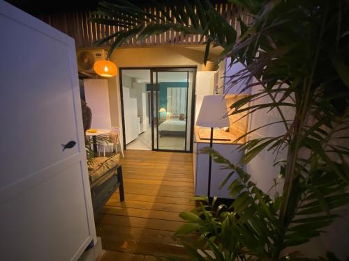 a hallway with a door leading to a room at La caze du lagon in Saint-Pierre