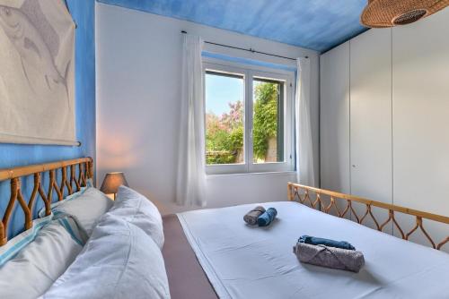 a bedroom with a bed and a window at Casa Gyotaku in Bagnaia