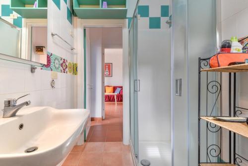 a bathroom with a sink and a shower at Casa Gyotaku in Bagnaia
