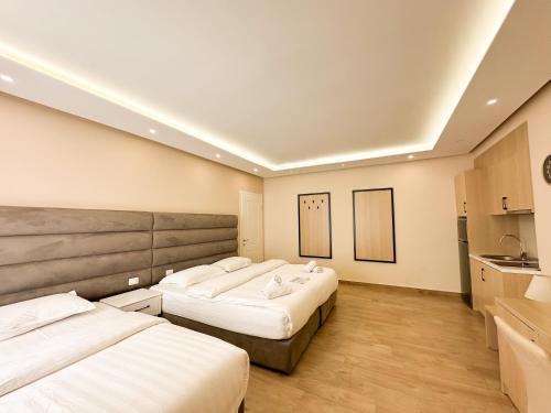 a hotel room with two beds and a kitchen at Blumoon Holiday in Golem
