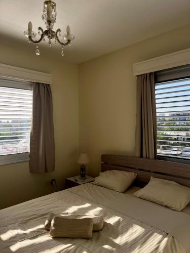 Ένα ή περισσότερα κρεβάτια σε δωμάτιο στο Beach apartment Mackenzie, Larnaca