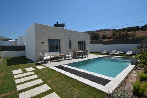una piscina nel cortile di una casa di Villa Novara a Milas