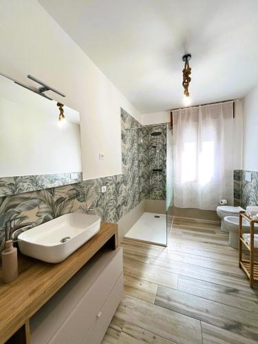 a bathroom with two sinks and two toilets at Ca' del Vento in Loreo