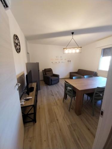 a living room with a table and a couch at Ca' del Vento in Loreo