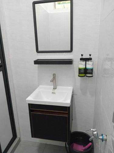 un bagno con lavandino e specchio di K&A Family Homestay a Kuala Terengganu