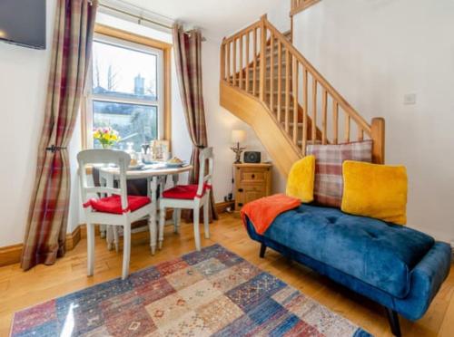 Ruang duduk di Cosy Romantic Cottage, Pitlochry