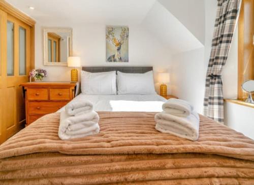 Katil atau katil-katil dalam bilik di Cosy Romantic Cottage, Pitlochry