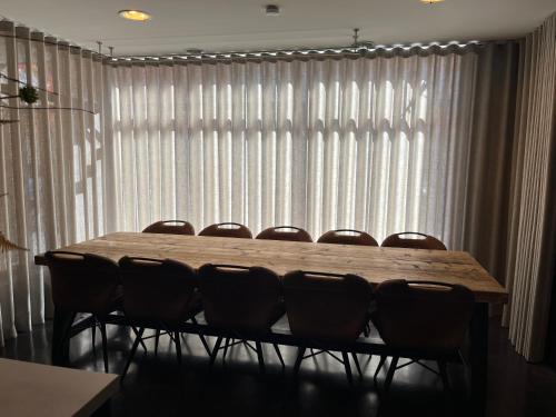 a conference room with a wooden table and chairs at La Petite Fleur in Baarle-Nassau