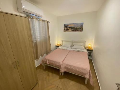 Ένα ή περισσότερα κρεβάτια σε δωμάτιο στο סוויטת הדקל