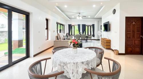 een eetkamer met een tafel en stoelen bij Per La Villa Khao Lak in Khao Lak