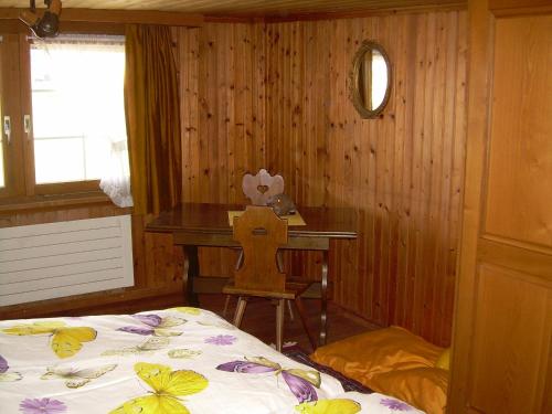 a bedroom with a desk and a bed and a table at Wohlfühloase für Mensch und Hund in Uzwil