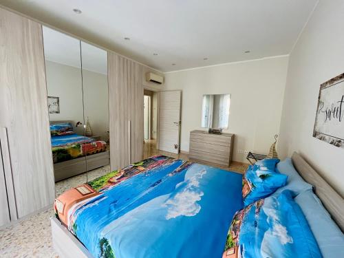 Un dormitorio con una gran cama azul en una habitación. en Pink Fox - Family Apartment -, en Portici