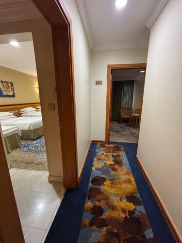 a hallway with a room with a bed and a rug at فندق دار بنيان in Al Khansāk