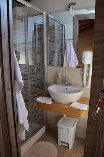 a bathroom with a sink and a shower at B&B Casa Bellavista in Castelmola
