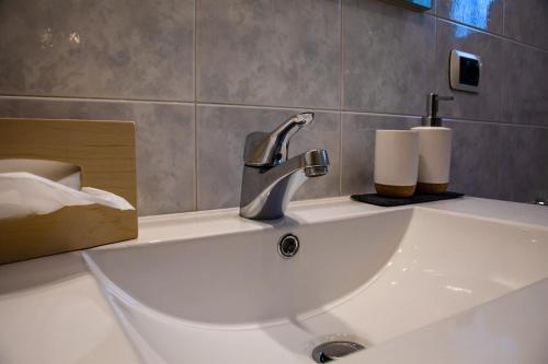 ノーヴァ・ポネンテにあるNock Apartment Dolomites in South Tyrol - Italyの洗面台(蛇口付)、ペーパータオル2枚が備わります。