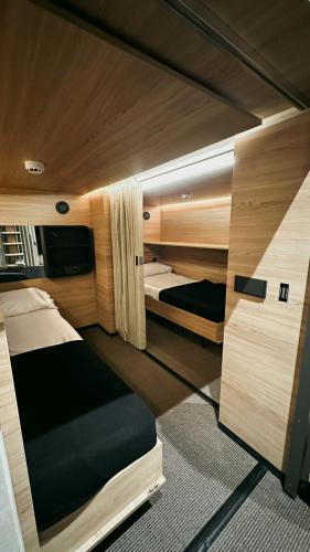 Un dormitorio con dos literas en una habitación. en GettSleep Aeropuerto Barajas - Madrid, en Madrid