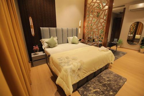 Ένα ή περισσότερα κρεβάτια σε δωμάτιο στο Aesthetic Luxury Studio in Noida By DayDream
