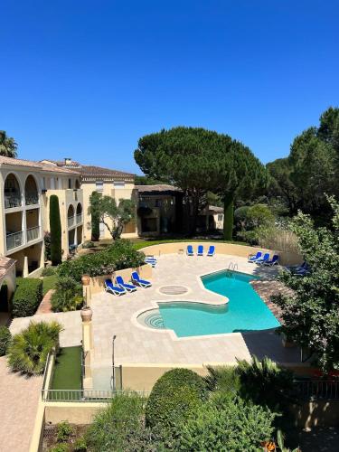 Simple basic one bedroom apt with pool and tennis at the entrance of Saint Tropez