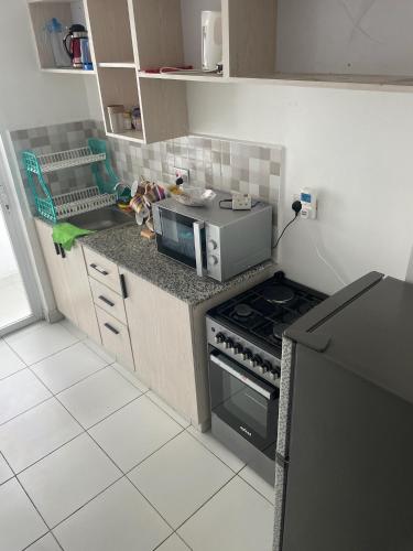 モンバサにあるZunaya Homesのコンロと電子レンジのある小さなキッチン