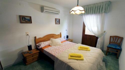 a bedroom with a bed with two yellow pillows on it at R-3429 Bungalow La Mata in La Mata