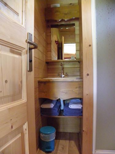 une salle de bain avec un lavabo et un miroir dans l'établissement Les Roulottes des Korrigans, à Brasparts