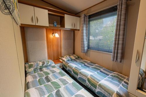 Ένα ή περισσότερα κρεβάτια σε δωμάτιο στο Caravan Hire Mersea Island - EOEPS