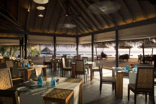 Restaurace v ubytování Coco Bodu Hithi - 50 percent off shared roundtrip Speedboat for stays from 1 Sep to 23 Dec 2025