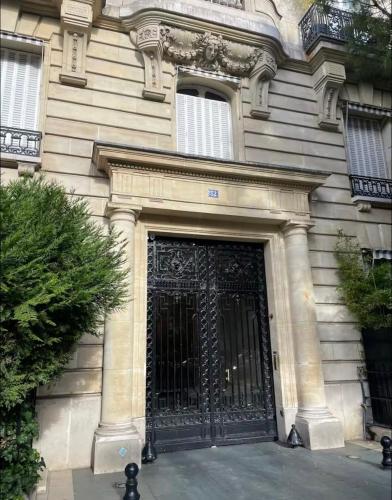 Eiffel Apartment