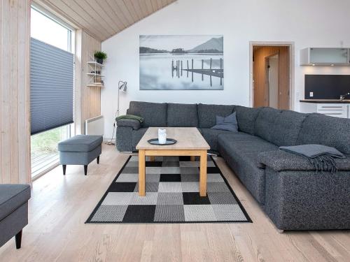 ein Wohnzimmer mit einer Couch und einem Couchtisch in der Unterkunft 6 person holiday home in Væggerløse in Bøtø By