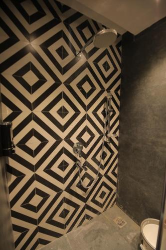 Ένα μπάνιο στο Luxury Jacuzzi Studio in Noida By DayDream