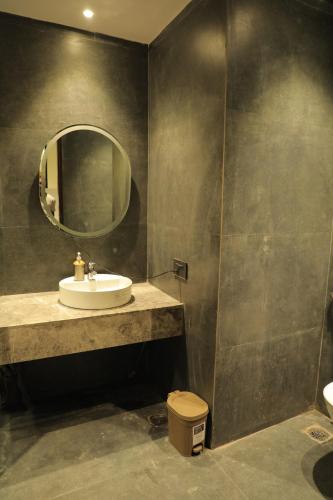 Ένα μπάνιο στο Luxury Jacuzzi Studio in Noida By DayDream