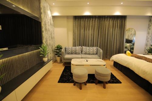 Ένα ή περισσότερα κρεβάτια σε δωμάτιο στο Luxury Jacuzzi Studio in Noida By DayDream