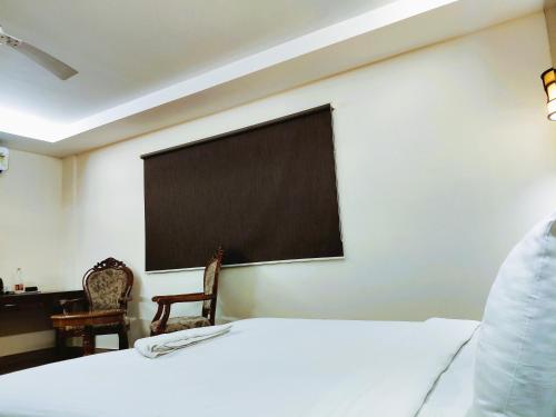 a bedroom with a blackboard on the wall with a bed at Athasri Hotel Infantry Road in Bengaluru