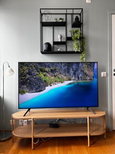 Μια τηλεόραση ή/και κέντρο ψυχαγωγίας στο Central and modern apartment, with great sea view