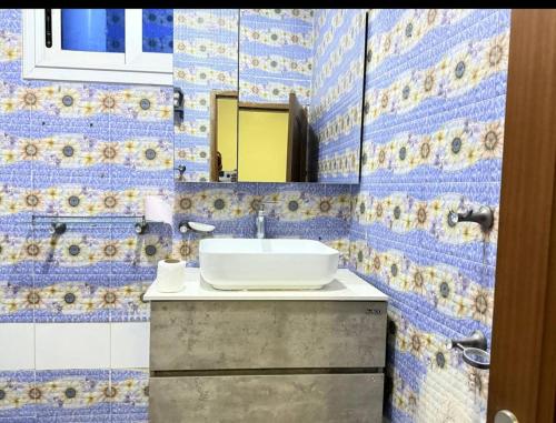 un bagno con lavandino e specchio di Joyce a Dakar