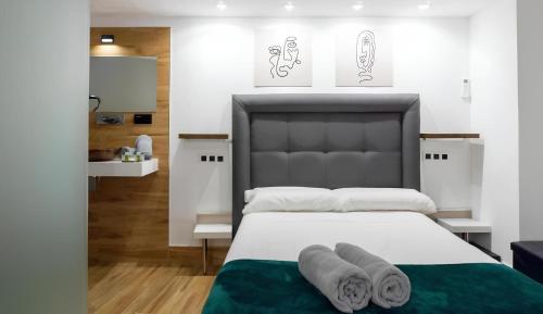 Posteľ alebo postele v izbe v ubytovaní Ilustre Rooms Malaga