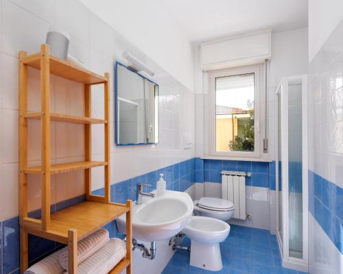 un baño con lavabo e inodoro en BG apartment, en Senigallia