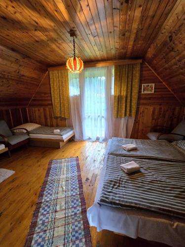 Postel nebo postele na pokoji v ubytování Chata pri jazierku - Cottage by the Little Lake