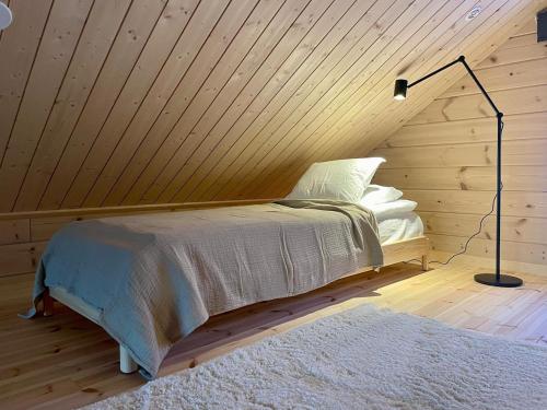 - une chambre avec un lit au plafond en bois dans l'établissement Welcome to Uppana, à Rovaniemi