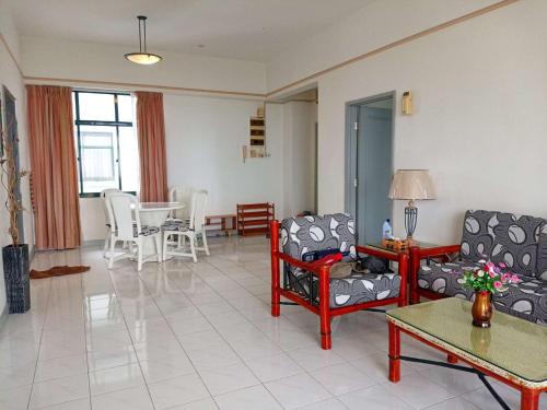 Posezení v ubytování Costa Mahkota Two Bedroom Seaview Mahkota Parade , Hospital , Pahlawan