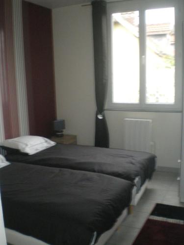 - une chambre avec 2 lits et une fenêtre dans l'établissement Quatre à Troyes, à Troyes