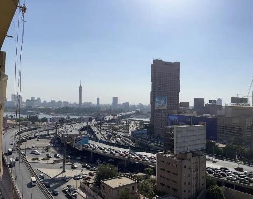 カイロにあるCozy bedroom overlooking downtown & the Nileの車道の賑やかな街並み