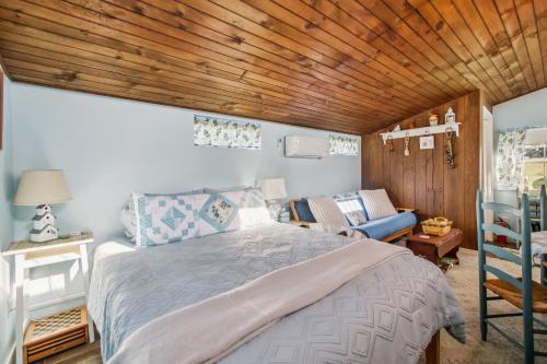 una camera da letto con un letto e un soffitto in legno di Cozy Tiny Home Retreat on Shenandoah Valley Farm cabin a Mount Jackson