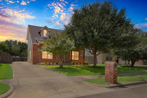 Κήπος έξω από το Game Day Getaway Near Texas A&M home