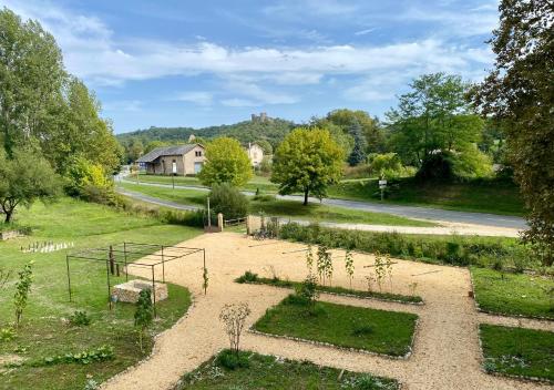 a garden with plants in the middle of a road at Maison as Cambous in Sauveterre-la-Lémance