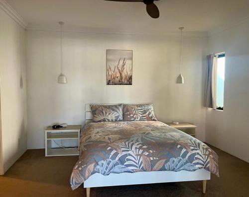 Una cama o camas en una habitación de Port Bouvard Escape - Canal Home