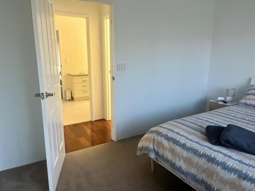 Una cama o camas en una habitación de Port Bouvard Escape - Canal Home