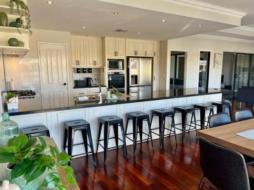 Una cocina o cocineta en Port Bouvard Escape - Canal Home