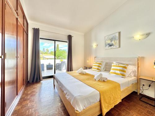 Ένα ή περισσότερα κρεβάτια σε δωμάτιο στο Albufeira Summer Villa 3 With Pool by Homing
