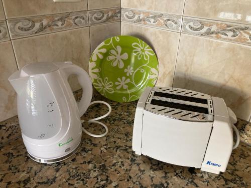 a blender and a toaster on a kitchen counter at Apartamento MAFASCA in Las Playas